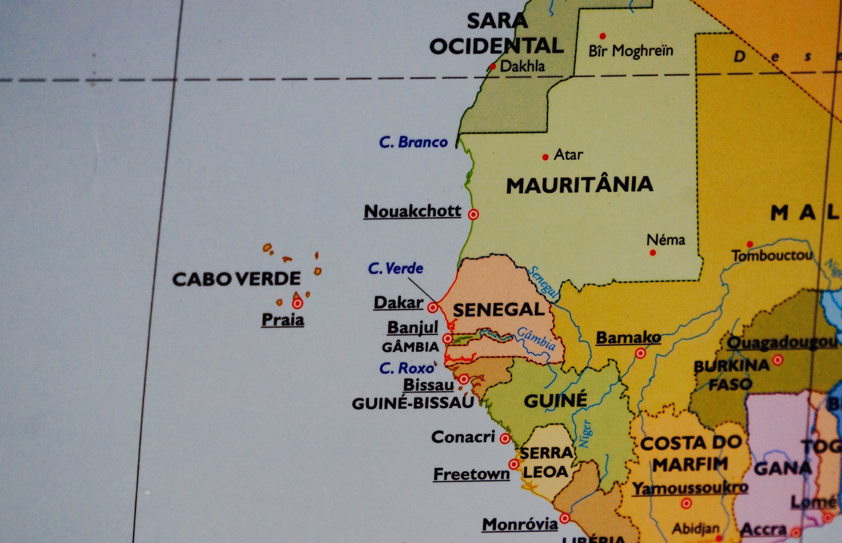 Где находится страна африка. Острова зеленого мыса Кабо Верде на карте. Острова зелёного мыса на карте Африки. Остров Кабо Верде на карте Африки. Республике Кабо-Верде на карте.