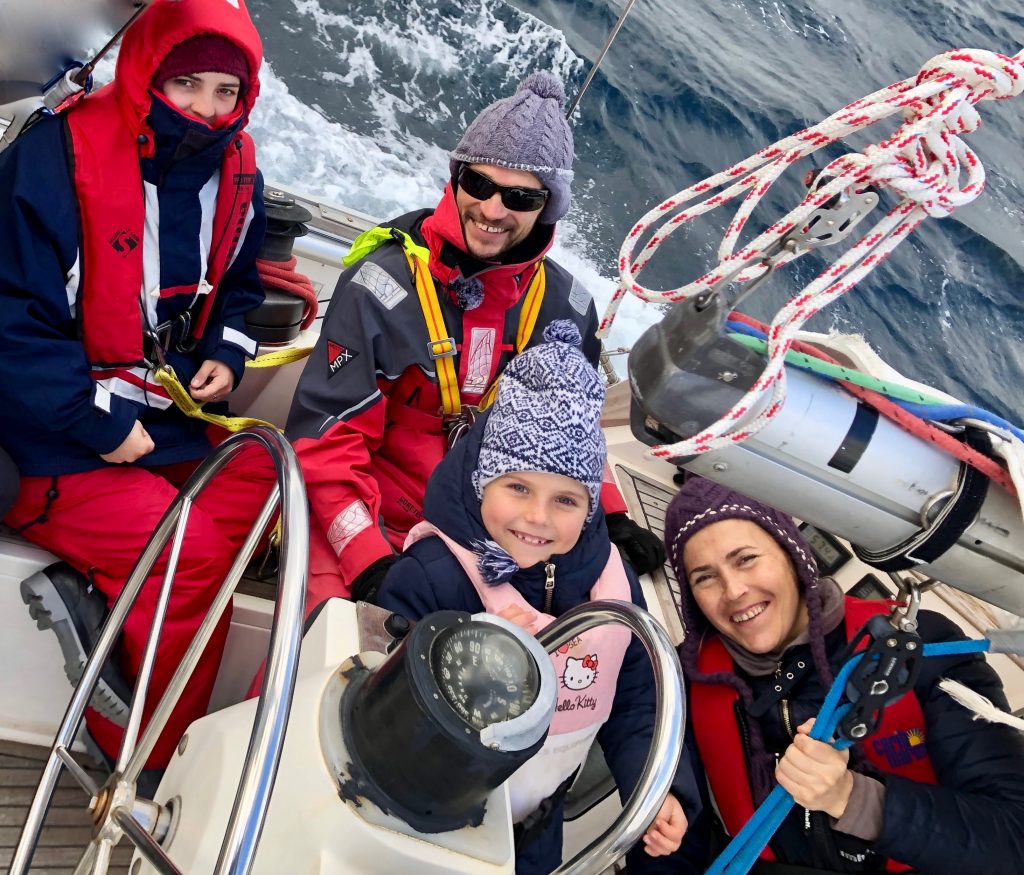 Команда парусной кругосветки через великие мысы и Антарктиду с детьми - Андре, Марина, Настя и Лада Клочковы